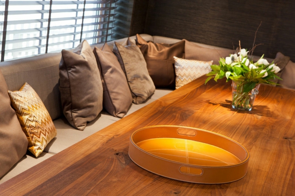 marrón-moderno-comedor-sofá-mesa