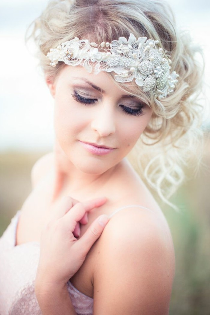 žena-s-vijenac-trepavice svadba šminka plavuša-sa-bijelim-ruža-elegantna diskretna šminka-artificial-