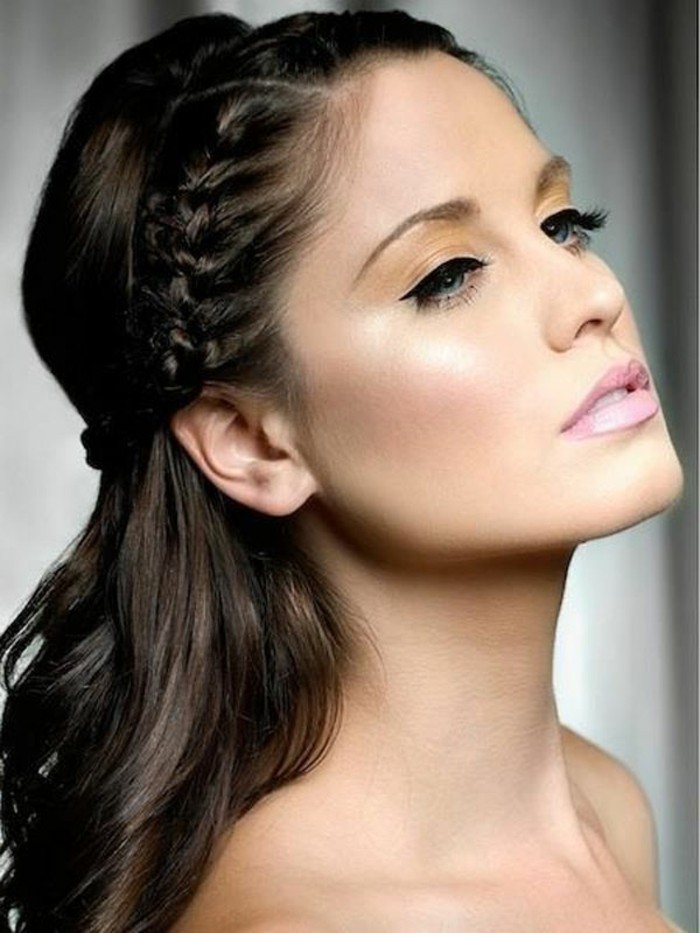 νυφικό μακιγιάζ μελαχρινή, με-eyeliner-και-ροζ-κραγιόν ζωγραφισμένα φωτογραφία μοντέλο