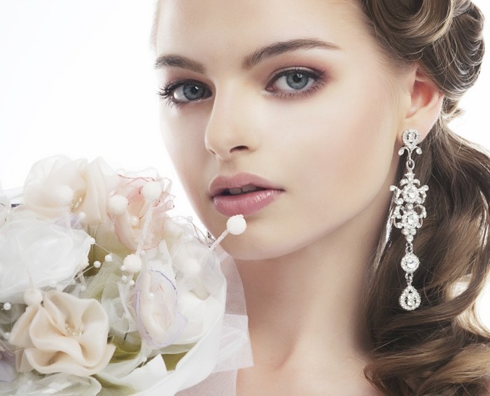 όμορφη γυναίκα-νύφη-λουλούδι-ανθοδέσμη-μαργαριταρένια σκουλαρίκια με διαμάντια-φυσικό-ματιά