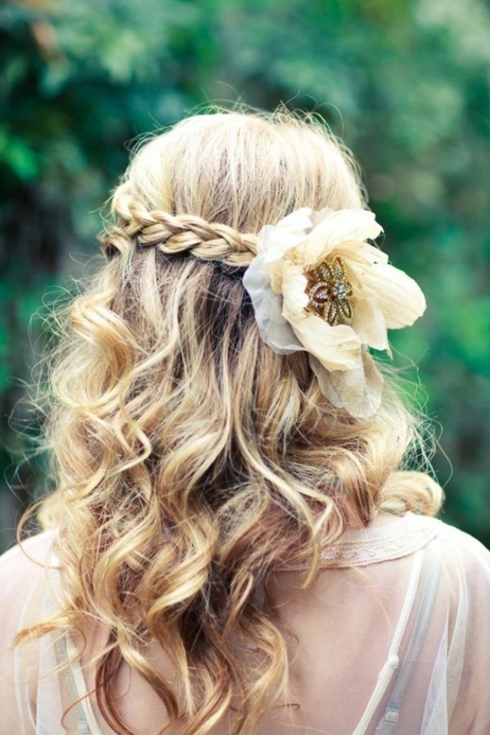 الزفاف تصفيفة الشعر، مع الزهور شقراء وجذابة