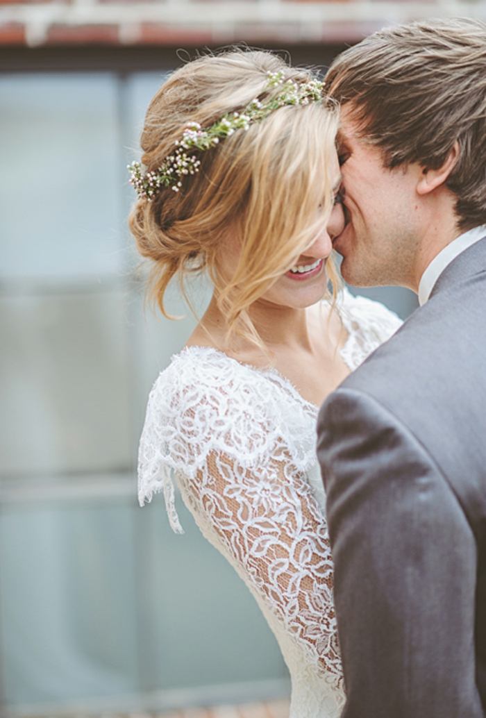 الزفاف تصفيفة الشعر، مع الزهور المشروبات والعريس-لقبلة