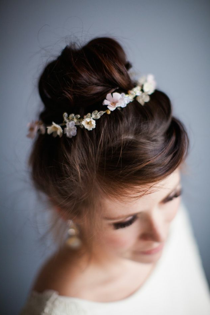 الزفاف تصفيفة الشعر، مع الزهور الرمادي الخلفية