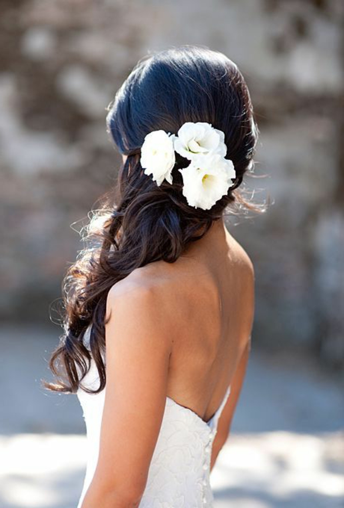 الزفاف تصفيفة الشعر، مع الزهور طويلة داكنة الشعر