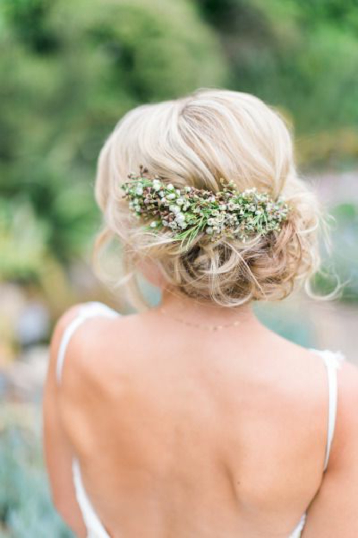 الزفاف تصفيفة الشعر، مع الزهور اليمين أنيقة