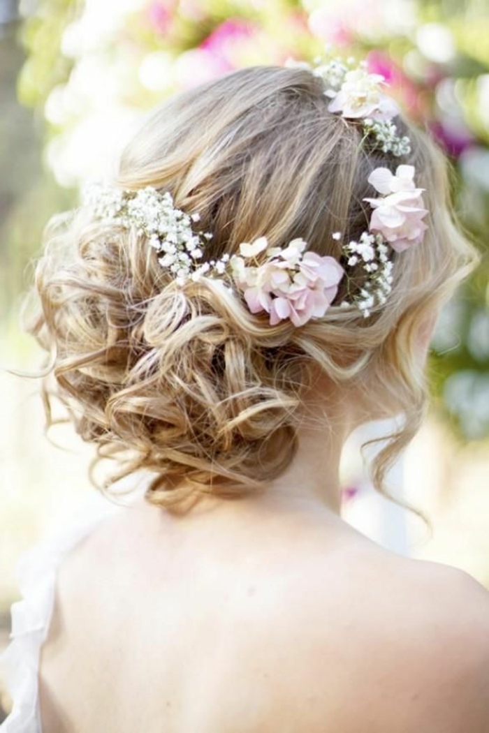 الزفاف تصفيفة الشعر، مع الزهور الجميلة اشقر الشعر
