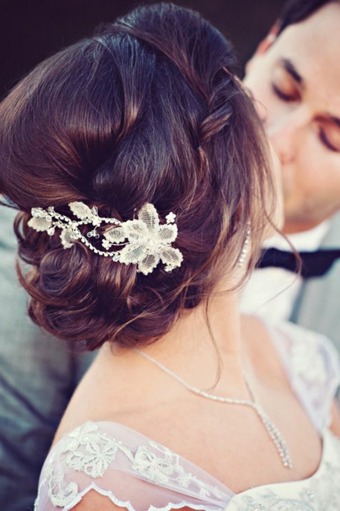 الزفاف تصفيفة الشعر، مع الزهور الجميلة البني الشعر