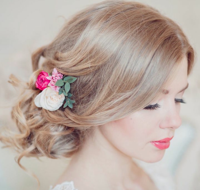 الزفاف تصفيفة الشعر، مع الزهور الجميلة، خفيفة لون الشعر