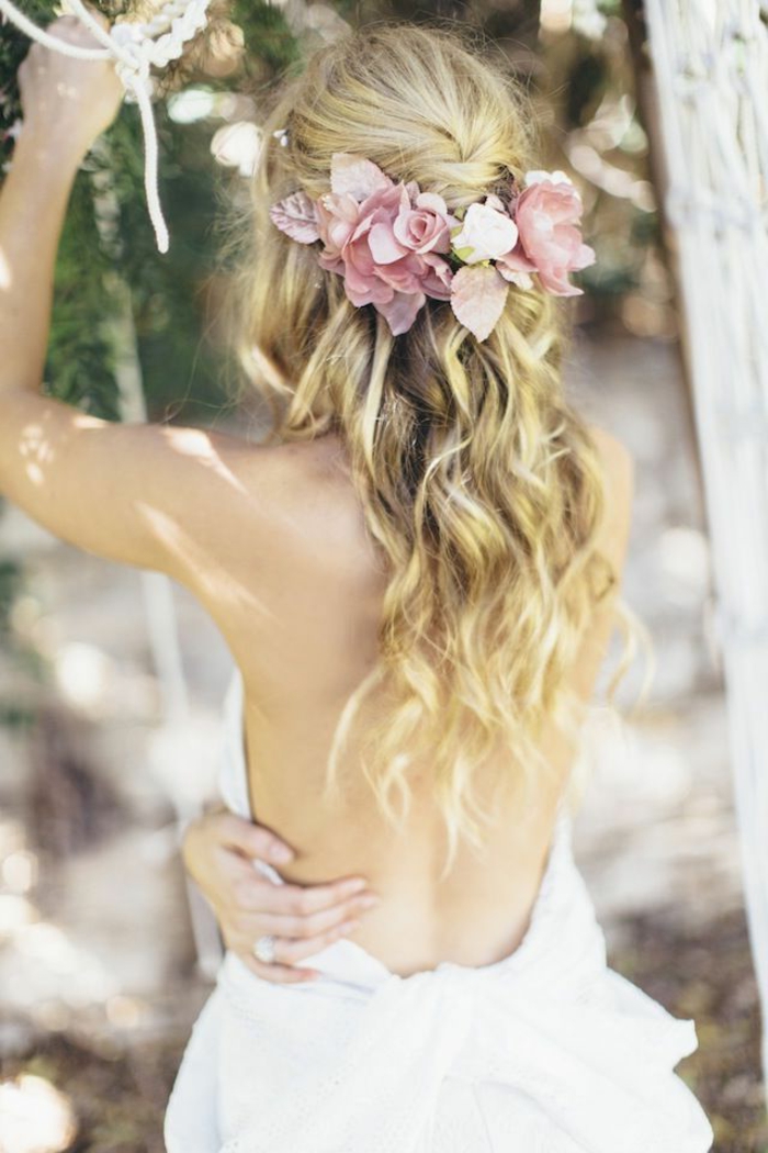 الزفاف تصفيفة الشعر، مع الزهور الجميلة، مجعد الشعر أشقر