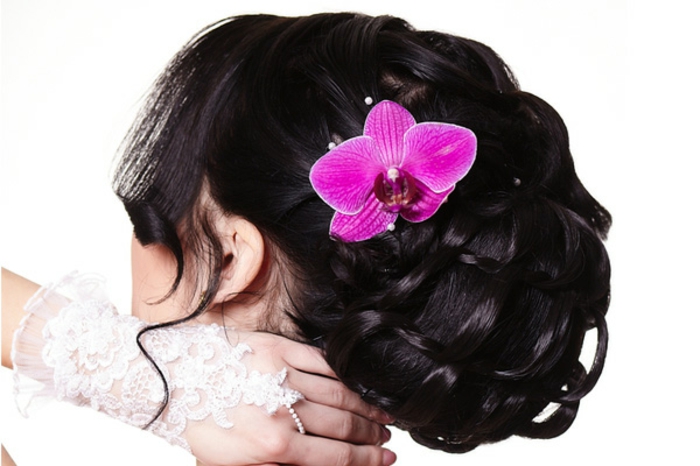svadba frizure-sa-cvijećem-crne-kose