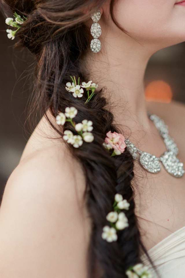 الزفاف تصفيفة الشعر، مع الزهور فائقة للاهتمام نظرة
