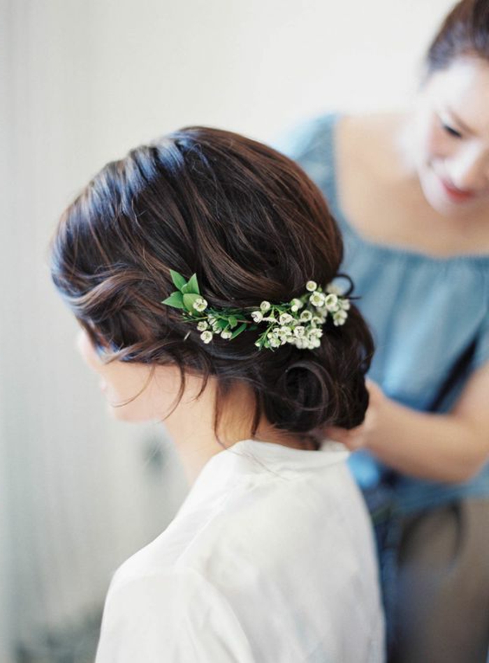 Egyszerű esküvői frizura, fejdísszel, fehér virágokkal