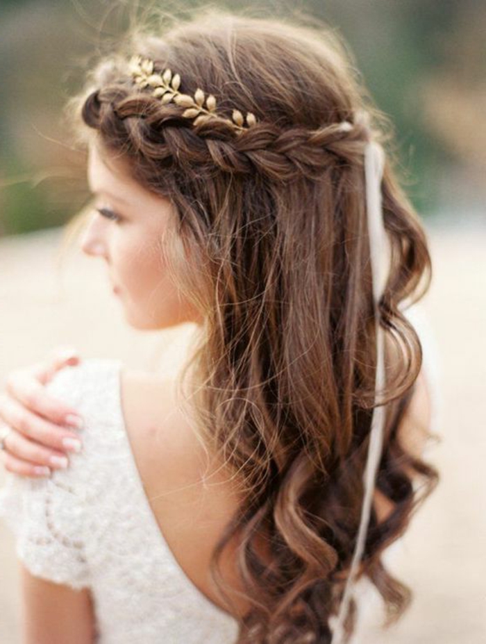 تصفيفة الشعر الزفاف عارضة مع جديلة كبيرة وغطاء الرأس الذهبي