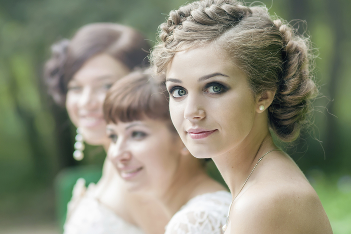 Mariée et ses copines beaucoup de tresses mignons femmes coiffures de demoiselles d'honneur