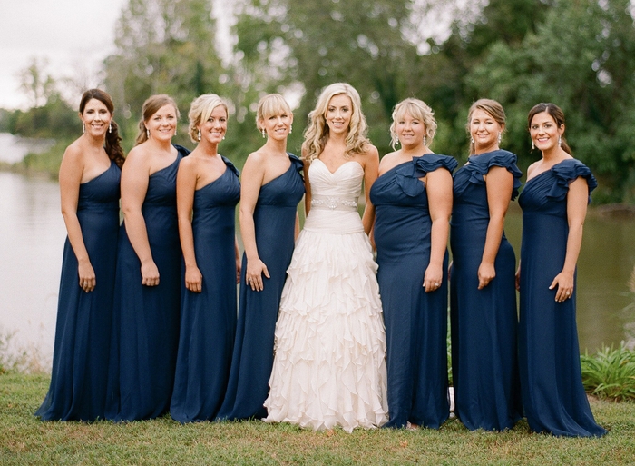 seitsemän bridesmaids kanssa sininen mekkoja ympärillä morsian kaikki eri kampauksen kampauksen morsiusneito