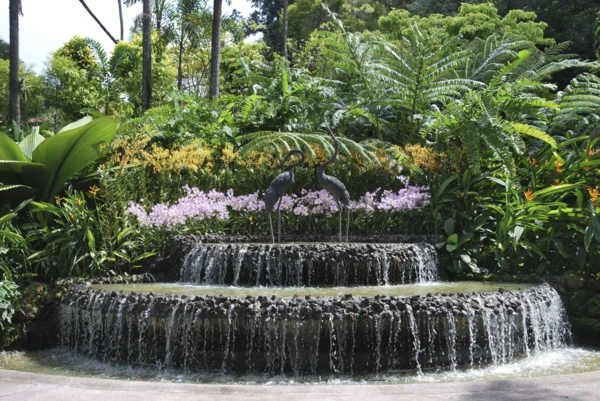 фонтан-градина-с-декорация-фигури водопад в градината