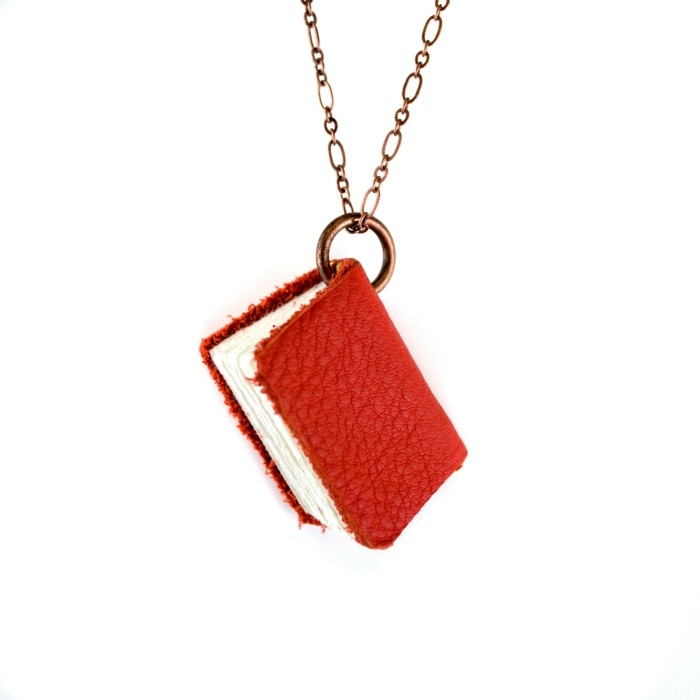 book-bádogos-a-nyaklánc-egy piros-book