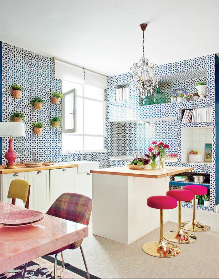 колоритен кухни дизайн златен стол-циклама цвят саксия красиви тапети сини точки