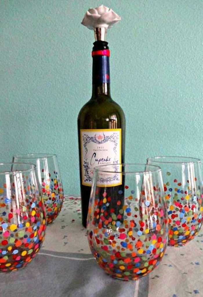 színes díszített pohár bor-with-egyszerű design