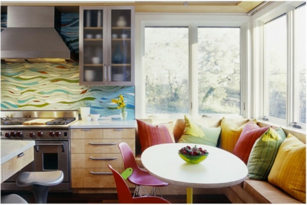 интересни идеи кухня маса - цветни възглавници в кухнята