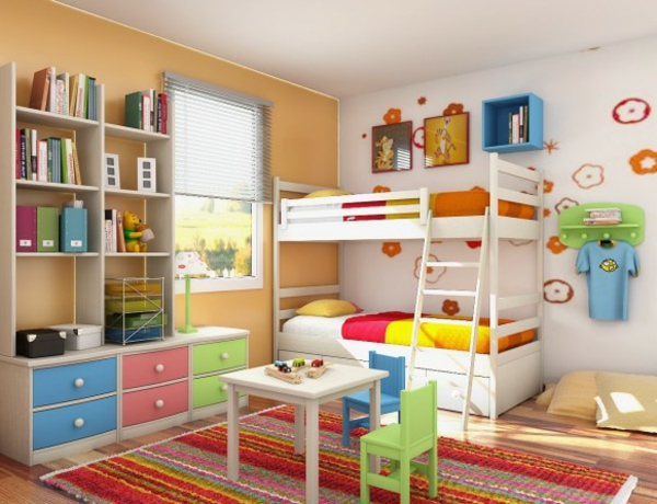 värikäs huonekalut ja korkea sänky lastenhuoneeseen