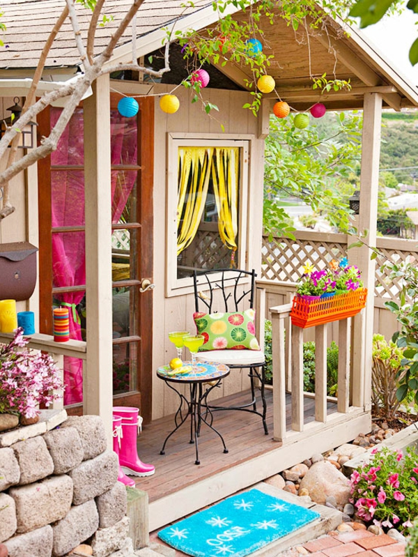 colorful-garden-houses-colorful-model- una pequeña mesa de anidación y una silla al lado
