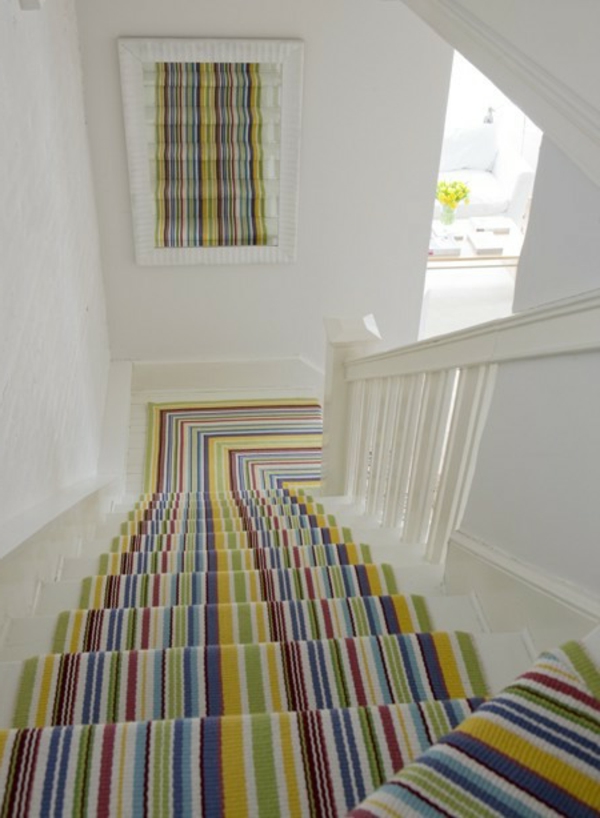 värikäs raidallinen matto portaissa Idea