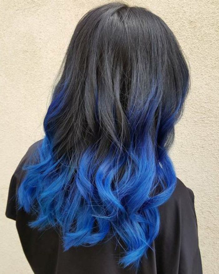 Ombre fekete-kék, hosszú haj, gyönyörű fürtök, remek ötletek szemet gyönyörködtető frizurákra