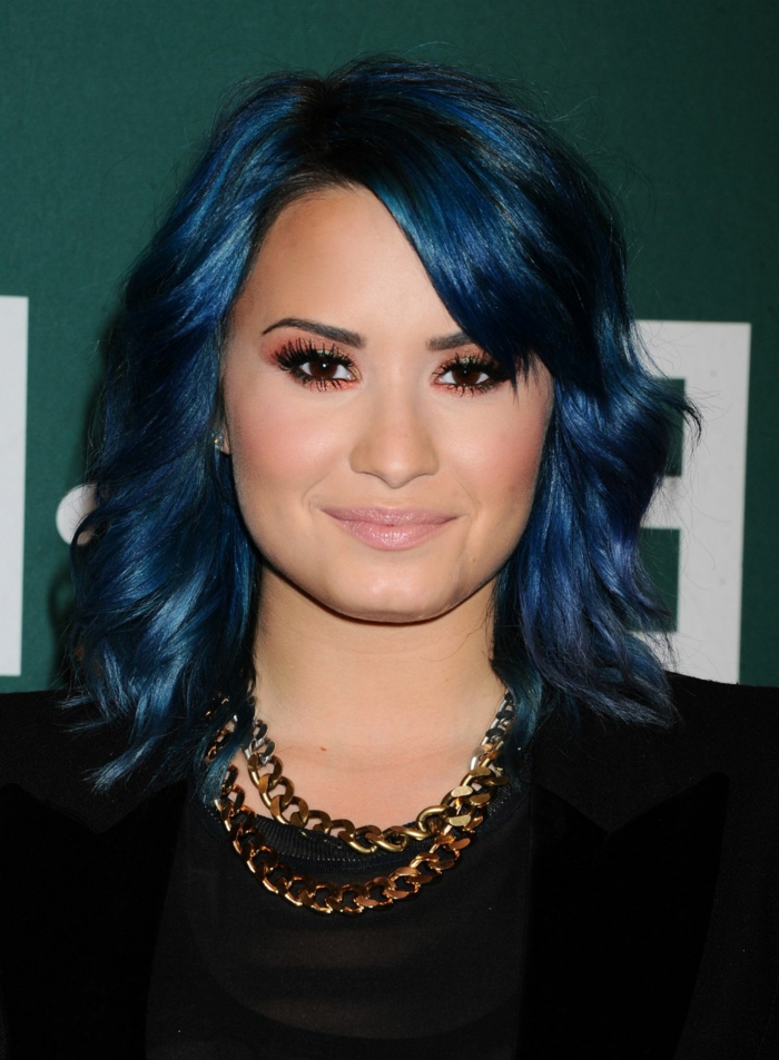 Demi Lovato kék hajjal, homályos ajkakkal, őszibarack és szemhéjfestékkel, arany lánccal