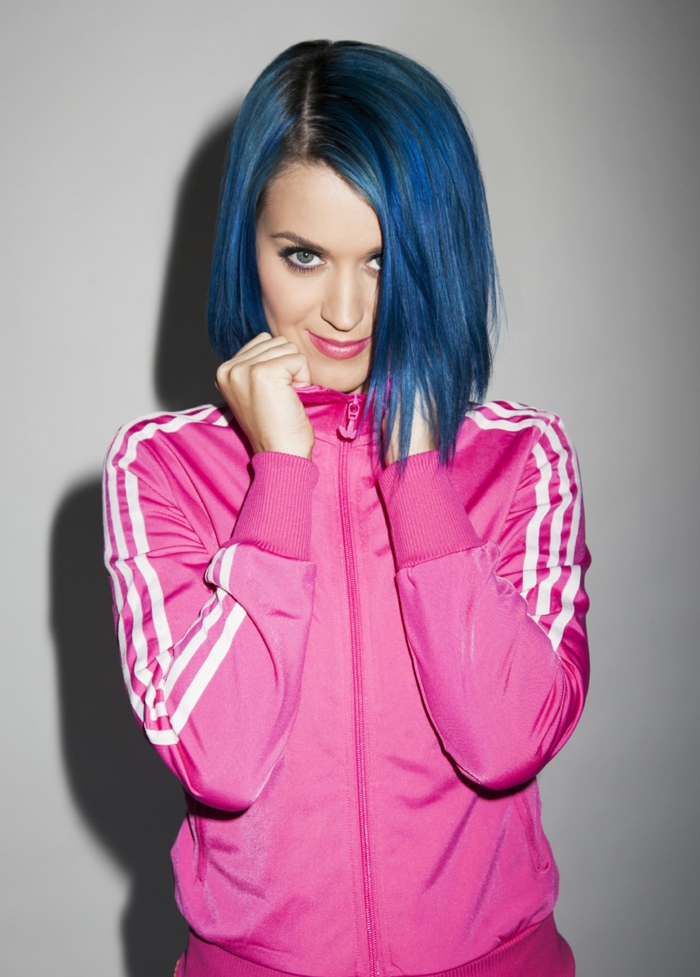 Katy Perry, kék haj, bob frizura, rózsaszín sportruha, rózsaszín ajkak, természetes smink