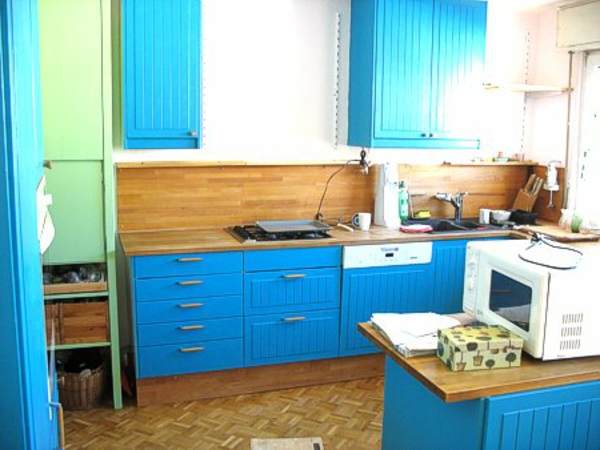 لوحات المطبخ الملونة مع الجدران ، قطع زرقاء من الأثاث