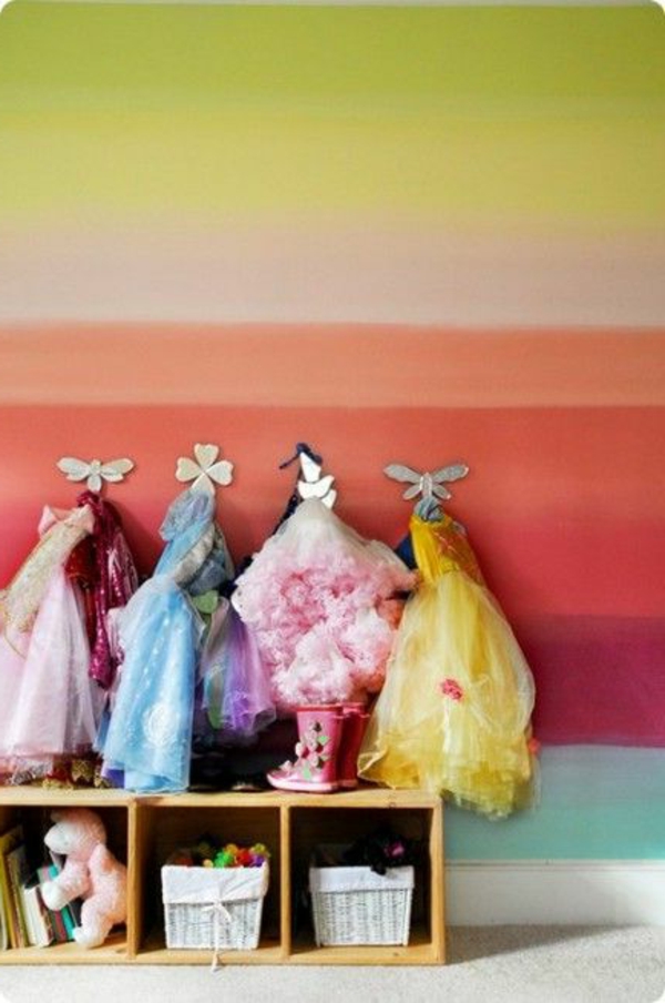 цветен стенен дизайн в коридора - ремарке с детски дрехи