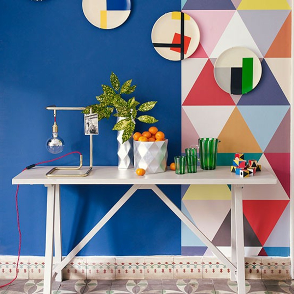 коридор с интересен дизайн на стената - цветни геометрични халати