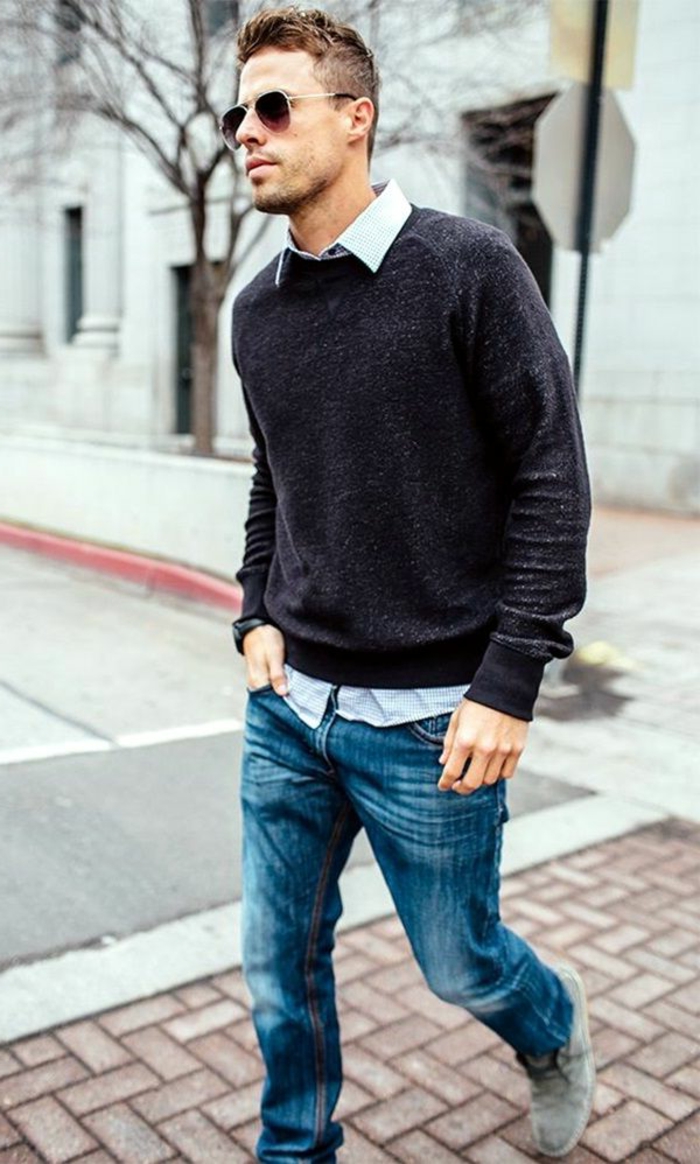 сини дънки сив пуловер бяла риза мъж с очила отива на разходка в града в модерен екип