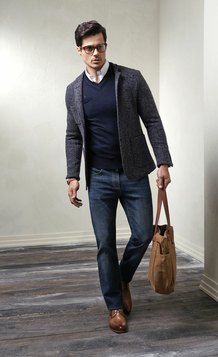 jeans pull bleu blanc chemise gris blazer marron sac marron en cuir chaussures lunettes modèle