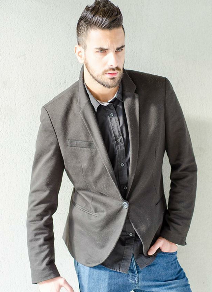 Елегантен мъж модел моден костюм бизнес облекло за мъже дънки с риза и блейзър