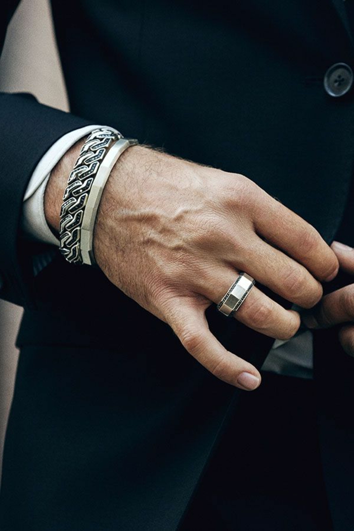 Les hommes occasionnels d'affaires portent également la bibelot d'anneau et les bijoux de bracelets pour les hommes