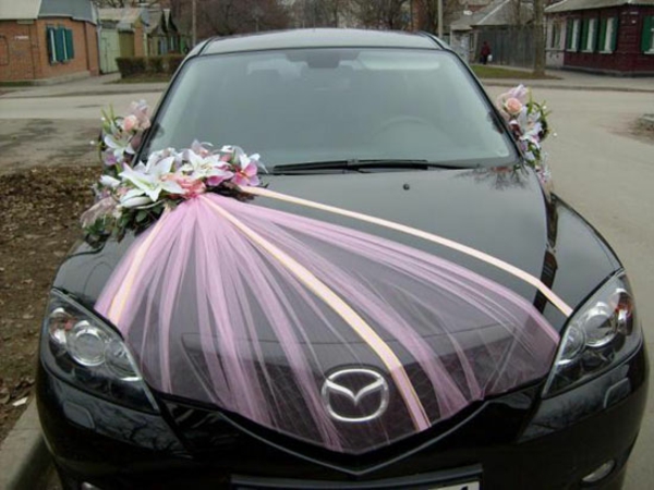 розови акценти върху черна кола - деко за сватба
