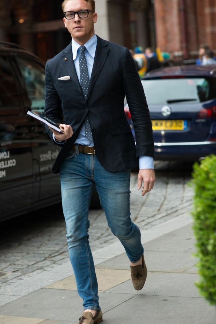 intelligent jeune homme d'affaires semble particulièrement attrayant de lunettes de pantoufles jeans blazer