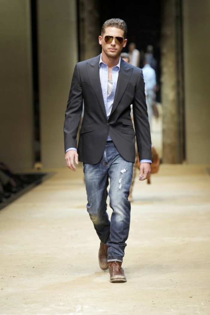 blazer et chemise combinent bien avec des jeans et des pantoufles en tenue marron et bleu