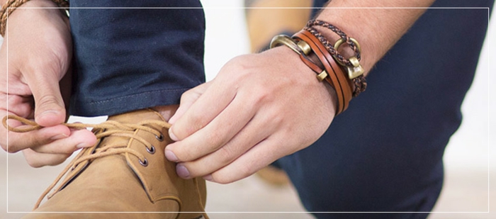 Clarks avec des bracelets combinent un arc font l'homme avec le code vestimentaire décontracté de la mode 2017