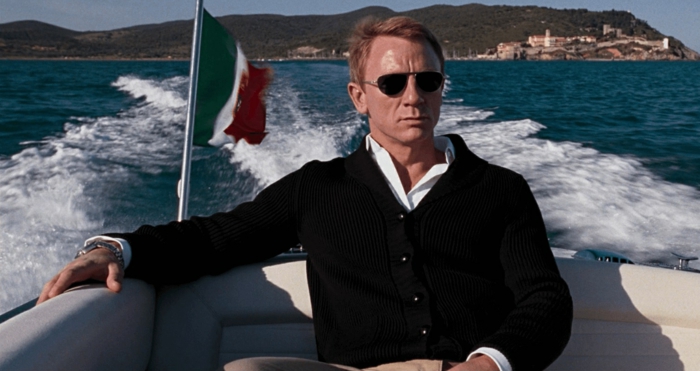 que tous les hommes ressemblent à Daniel Craig et agissent sur le lien de superman James en Italie
