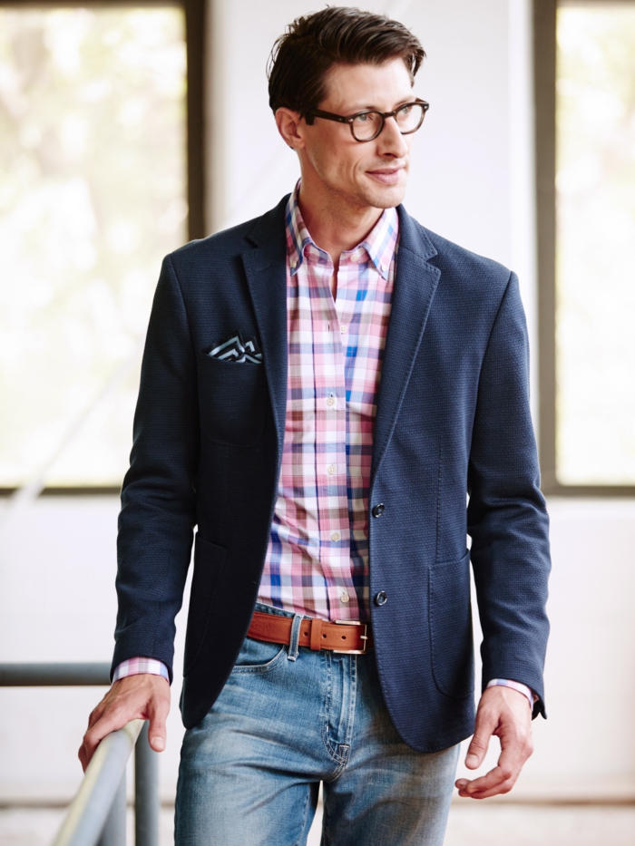style discret élégant et légèrement fantaisie jeans ceinture chemise à carreaux rose blazer lunettes homme