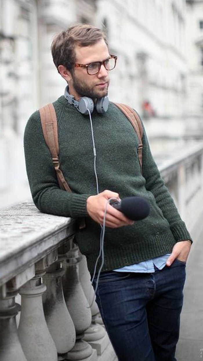 Zgodan i odličan izgled u gradu zeleni džemper slušalice traperice frizure stvoriti sebe