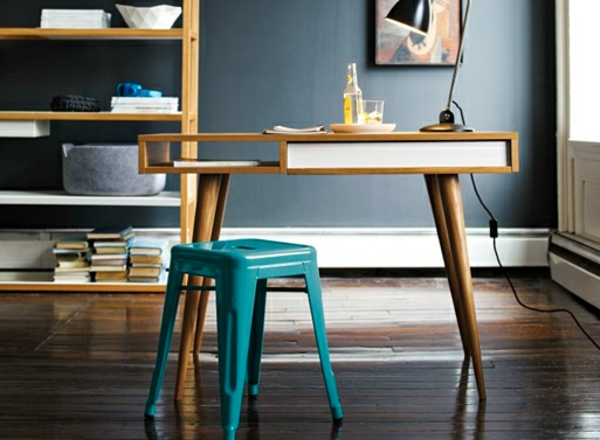 tervezőasztal - kicsi, érdekes modell kék széken