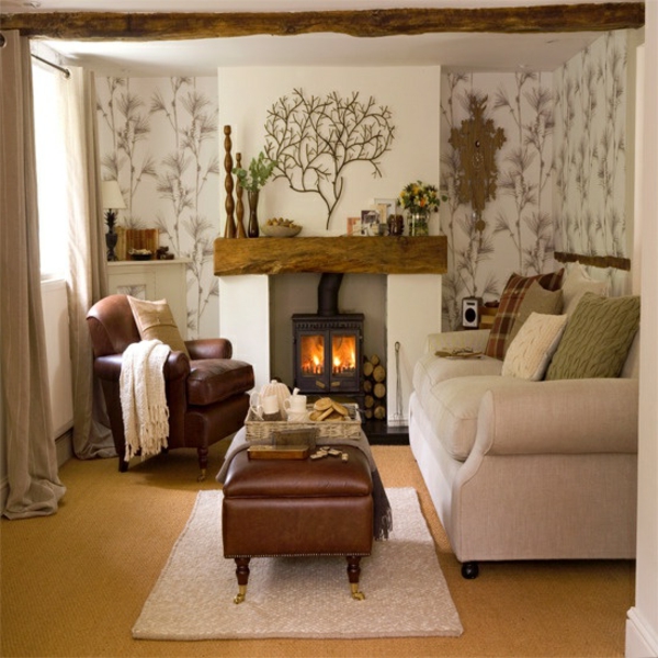 Namještena dnevna soba - kamin i kožna fotelja