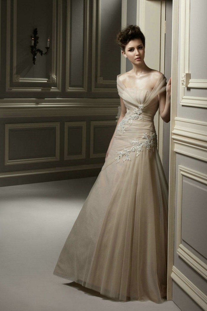 Champagne-haljine i elegantan-romantično-akcija-Dame-pogled sa-a-tender-