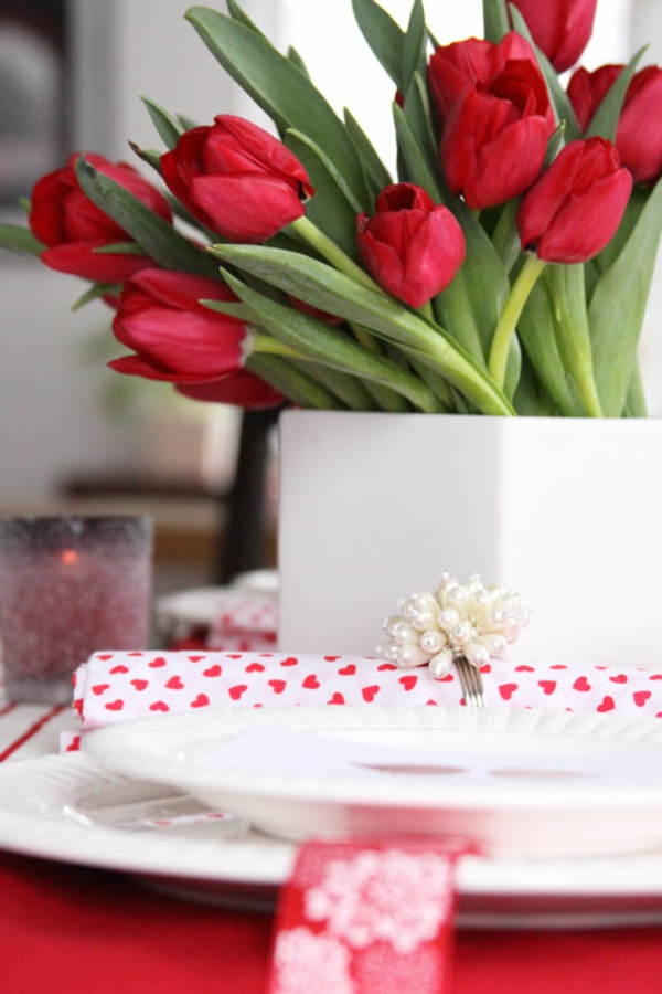 šarmantan stolni ukras - s crvenim tulipanom - deko-ideja - stolni ukras s tulipanom