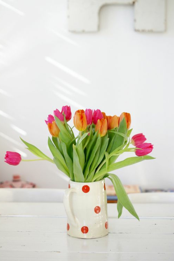 encantador - decoración de mesa con tulipanes de color rosa en una decoración de mesa con tulipanes