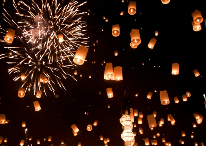 chinesiche Lantern фойерверки вечерно небе светлини